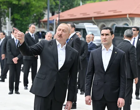 İlham Əliyev və Sərdar Berdiməhəmmədov Şuşada tanınmış şəxsiyyətlərin güllələnmiş büstlərinə baxıblar