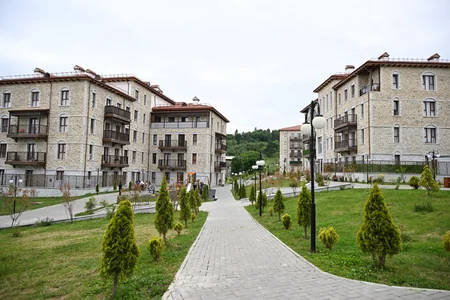 İlham Əliyev və Sərdar Berdiməhəmmədov Şuşada inşa edilmiş birinci yaşayış kompleksində olublar