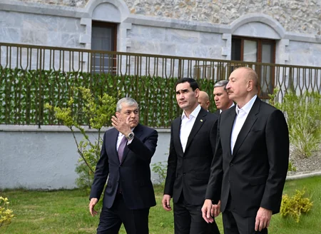 İlham Əliyev və Sərdar Berdiməhəmmədov Şuşada inşa edilmiş birinci yaşayış kompleksində olublar