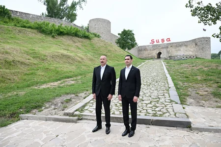 İlham Əliyev və Sərdar Berdiməhəmmədov Şuşada tanınmış şəxsiyyətlərin güllələnmiş büstlərinə baxıblar