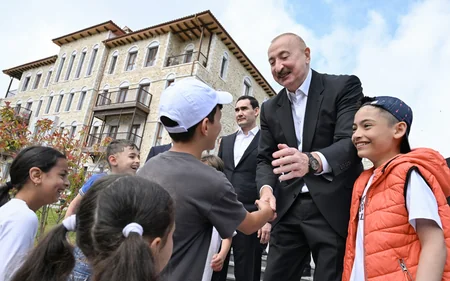 İlham Əliyev və Sərdar Berdiməhəmmədov Şuşada inşa edilmiş birinci yaşayış kompleksində olublar