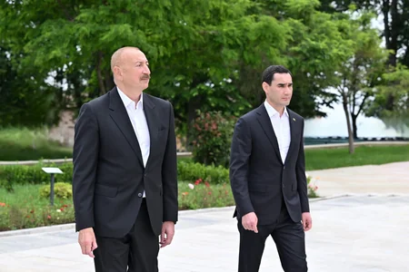 İlham Əliyev və Sərdar Berdiməhəmmədov Şuşada tanınmış şəxsiyyətlərin güllələnmiş büstlərinə baxıblar