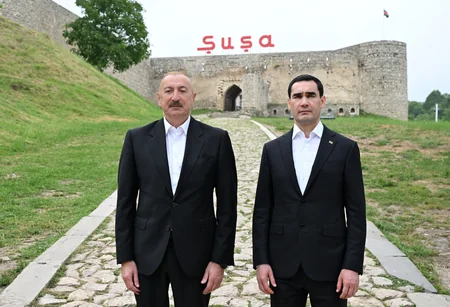 İlham Əliyev və Sərdar Berdiməhəmmədov Şuşada tanınmış şəxsiyyətlərin güllələnmiş büstlərinə baxıblar
