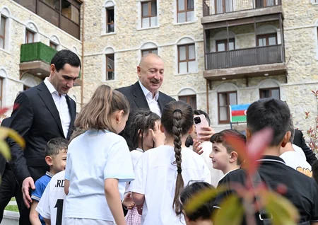 İlham Əliyev və Sərdar Berdiməhəmmədov Şuşada inşa edilmiş birinci yaşayış kompleksində olublar