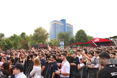 UFC döyüşçüləri Bakıda azarkeşlərlə görüşüblər