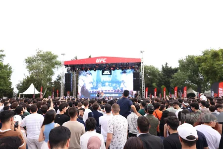 UFC döyüşçüləri Bakıda azarkeşlərlə görüşüblər