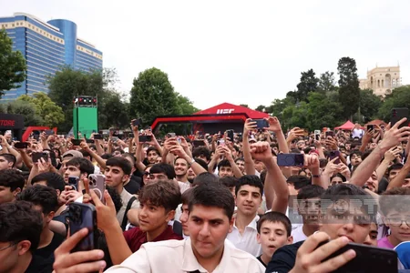 UFC döyüşçüləri Bakıda azarkeşlərlə görüşüblər