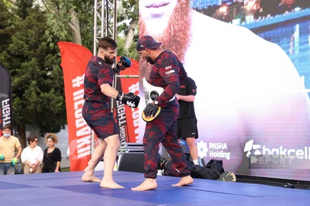 UFC döyüşçüləri Bakıda azarkeşlərlə görüşüblər