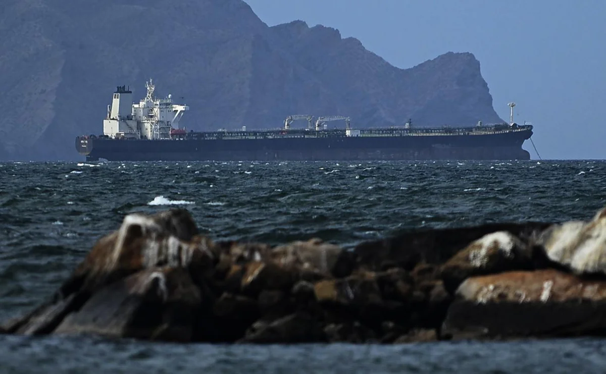 UKMTO: Oman körfəzində gəmiyə mərmi atılıb
