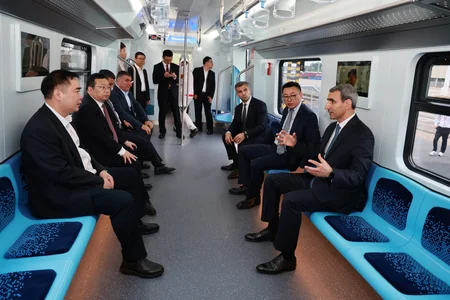 Rövşən Rüstəmov Çindən alınacaq sərnişin qatarlarına baxış keçirib