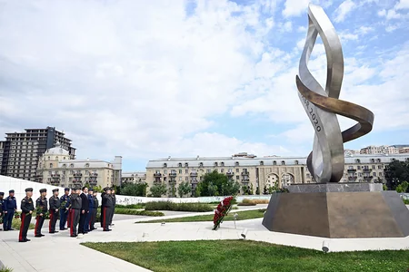 Zakir Həsənov Fəxri Xiyaban, Zəfər parkı və Hərbi Memorial Məzarlığı ziyarət edib