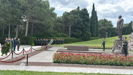 Zakir Həsənov Fəxri Xiyaban, Zəfər parkı və Hərbi Memorial Məzarlığı ziyarət edib