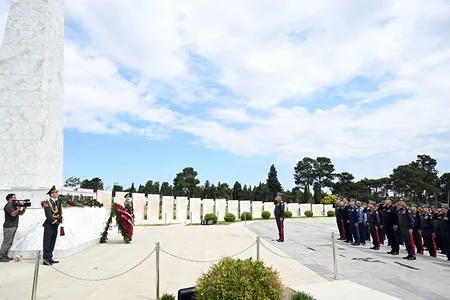 Zakir Həsənov Fəxri Xiyaban, Zəfər parkı və Hərbi Memorial Məzarlığı ziyarət edib