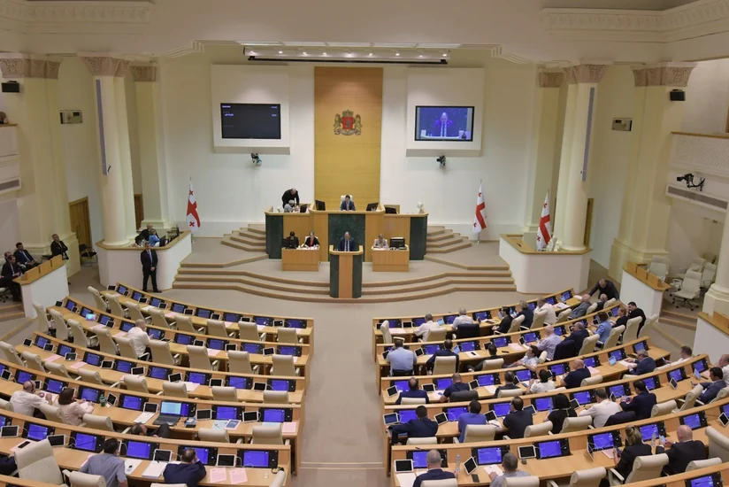 Gürcüstan parlamentinin sonuncu iclasında deputatlar dalaşıb