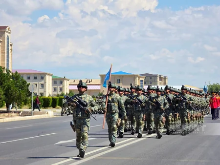 Naxçıvanda hərbi orkestrin müşayiəti ilə yürüş keçirilir