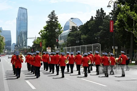 Bakıda hərbi orkestrlərin müşayiəti ilə keçirilən yürüşlər başa çatıb - YENİLƏNİB