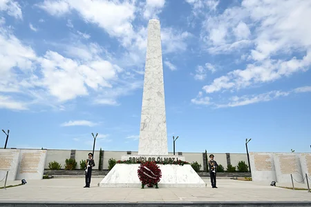Zakir Həsənov Fəxri Xiyaban, Zəfər parkı və Hərbi Memorial Məzarlığı ziyarət edib