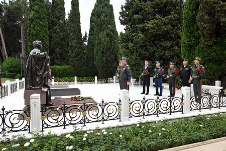 Zakir Həsənov Fəxri Xiyaban, Zəfər parkı və Hərbi Memorial Məzarlığı ziyarət edib