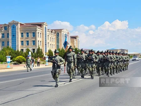 Naxçıvanda hərbi orkestrin müşayiəti ilə yürüş keçirilir