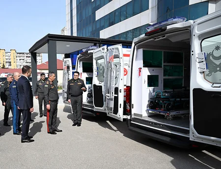 Zakir Həsənov yeni istifadəyə verilən idman zalında və Baş Klinik Hospitalda yaradılan şəraitlə tanış olub