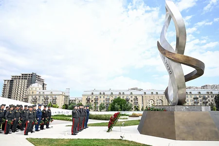 Zakir Həsənov Fəxri Xiyaban, Zəfər parkı və Hərbi Memorial Məzarlığı ziyarət edib