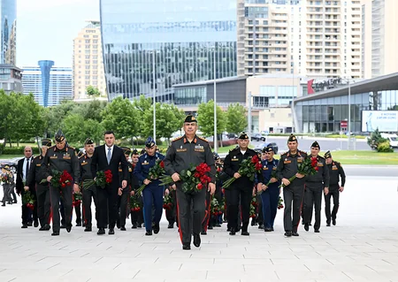 Zakir Həsənov Fəxri Xiyaban, Zəfər parkı və Hərbi Memorial Məzarlığı ziyarət edib
