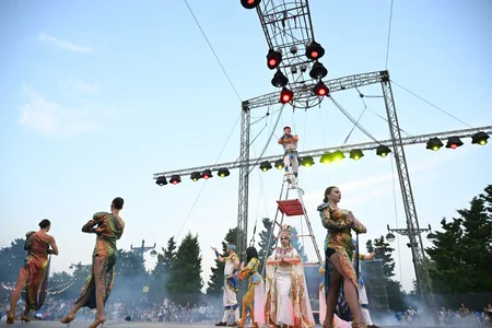 Leyla Əliyeva və Arzu Əliyeva CandyFest yay festivalını ziyarət edib və Sehrli mirvari su sirki şousunu izləyiblər