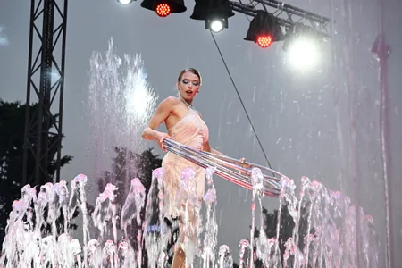 Leyla Əliyeva və Arzu Əliyeva CandyFest yay festivalını ziyarət edib və Sehrli mirvari su sirki şousunu izləyiblər