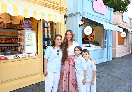 Leyla Əliyeva və Arzu Əliyeva CandyFest yay festivalını ziyarət edib və Sehrli mirvari su sirki şousunu izləyiblər
