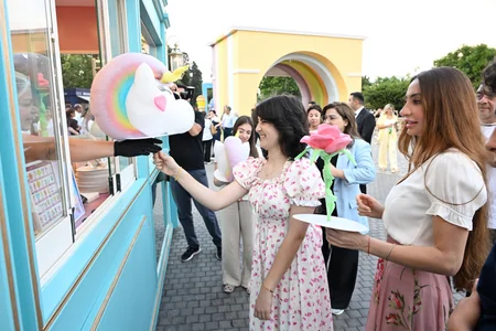 Leyla Əliyeva və Arzu Əliyeva CandyFest yay festivalını ziyarət edib və Sehrli mirvari su sirki şousunu izləyiblər