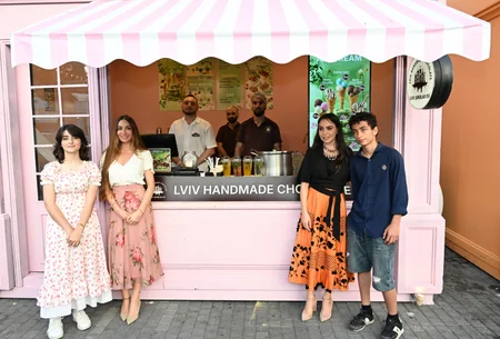 Leyla Əliyeva və Arzu Əliyeva CandyFest yay festivalını ziyarət edib və Sehrli mirvari su sirki şousunu izləyiblər