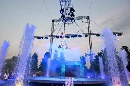 Leyla Əliyeva və Arzu Əliyeva CandyFest yay festivalını ziyarət edib və Sehrli mirvari su sirki şousunu izləyiblər