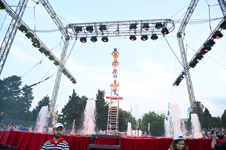 Leyla Əliyeva və Arzu Əliyeva CandyFest yay festivalını ziyarət edib və Sehrli mirvari su sirki şousunu izləyiblər