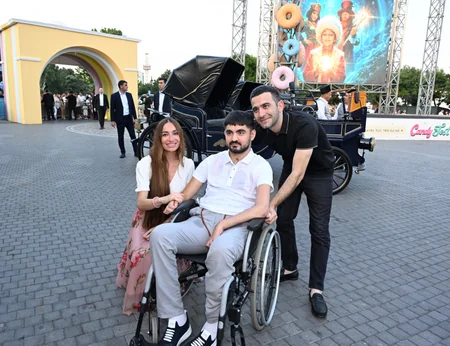 Leyla Əliyeva və Arzu Əliyeva CandyFest yay festivalını ziyarət edib və Sehrli mirvari su sirki şousunu izləyiblər