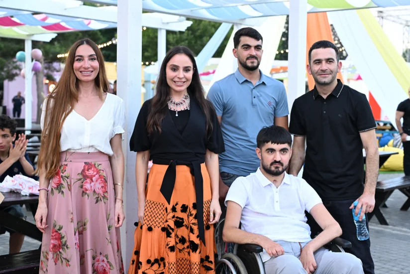 Leyla Əliyeva və Arzu Əliyeva CandyFest yay festivalını ziyarət edib və Sehrli mirvari su sirki şousunu izləyiblər