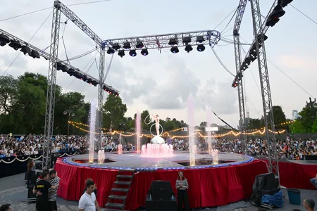 Leyla Əliyeva və Arzu Əliyeva CandyFest yay festivalını ziyarət edib və Sehrli mirvari su sirki şousunu izləyiblər