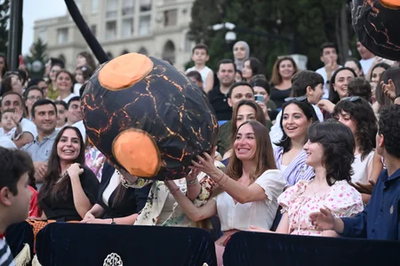 Leyla Əliyeva və Arzu Əliyeva CandyFest yay festivalını ziyarət edib və Sehrli mirvari su sirki şousunu izləyiblər