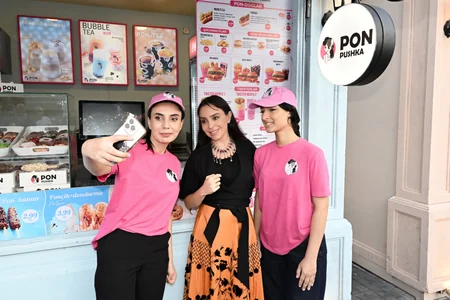 Leyla Əliyeva və Arzu Əliyeva CandyFest yay festivalını ziyarət edib və Sehrli mirvari su sirki şousunu izləyiblər