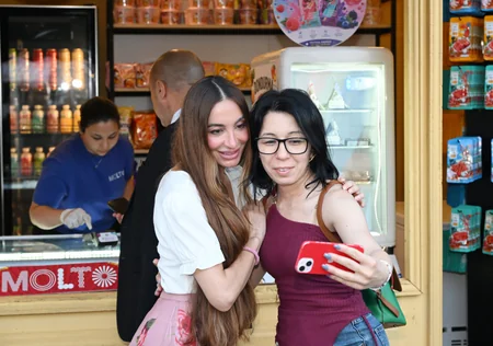Leyla Əliyeva və Arzu Əliyeva CandyFest yay festivalını ziyarət edib və Sehrli mirvari su sirki şousunu izləyiblər