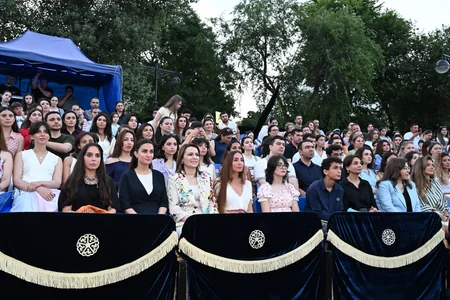 Leyla Əliyeva və Arzu Əliyeva CandyFest yay festivalını ziyarət edib və Sehrli mirvari su sirki şousunu izləyiblər