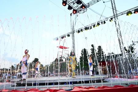 Leyla Əliyeva və Arzu Əliyeva CandyFest yay festivalını ziyarət edib və Sehrli mirvari su sirki şousunu izləyiblər