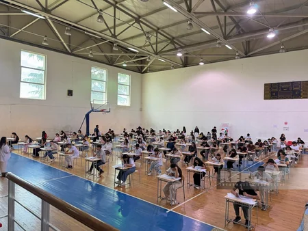 Marneulidə azərbaycanlı abituriyentlər üçün ödənişsiz sınaq imtahanı keçirilib