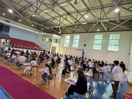 Marneulidə azərbaycanlı abituriyentlər üçün ödənişsiz sınaq imtahanı keçirilib