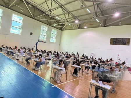 Marneulidə azərbaycanlı abituriyentlər üçün ödənişsiz sınaq imtahanı keçirilib