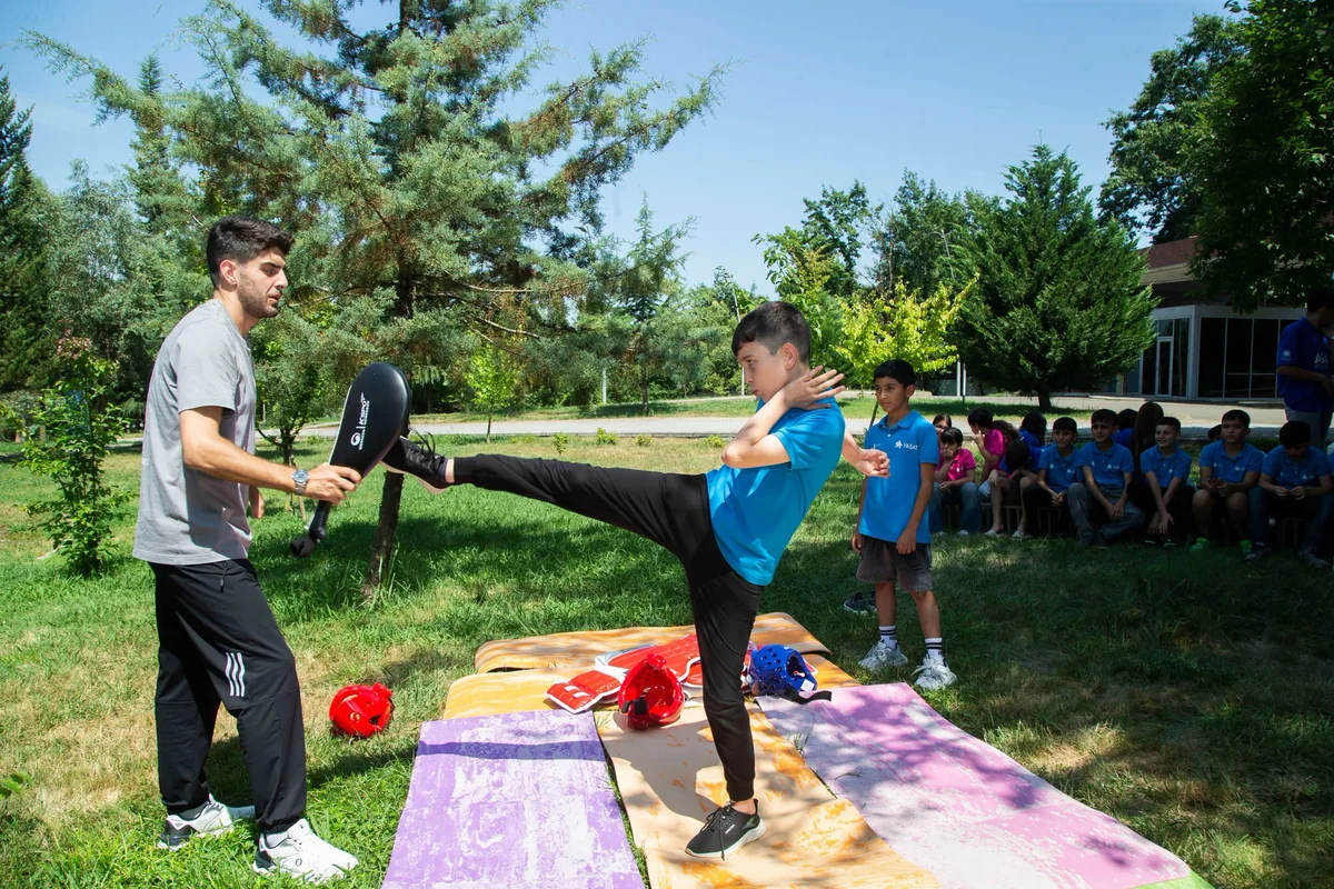 Paralimpiya çempionu İmaməddin Xəlilov şəhid övladlarına ustad dərsi keçib