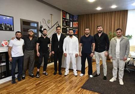 Fərid Qayıbov UFC Fight Nightda çıxış edən azərbaycanlı idmançılarla görüşüb