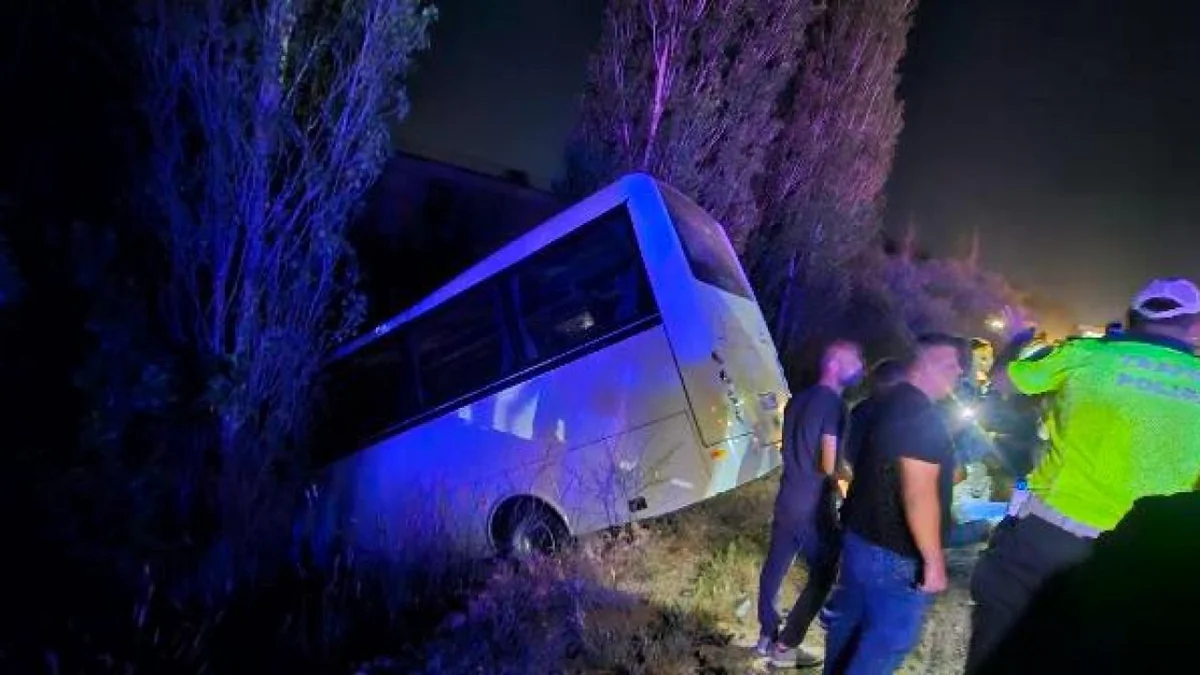 Türkiyədə mikroavtobusla avtomobil toqquşub, çox sayda yaralı var