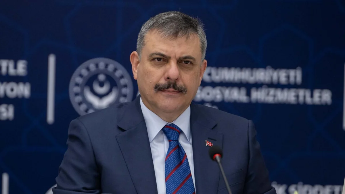 Türkiyəli nazir qaçqınların geri dönüşünü müzakirə etmək üçün Suriyaya gedir