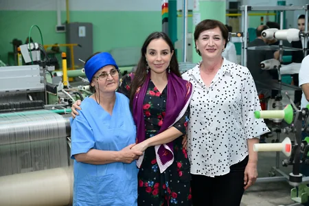 Leyla Əliyeva Azəripək ASC-nin fəaliyyəti ilə yaxından tanış olub