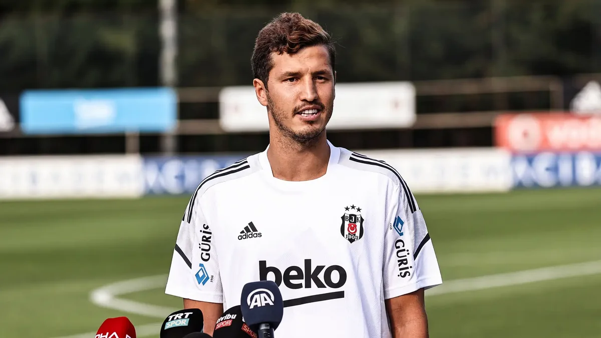Beşiktaş Salih Uçanla vidalaşıb